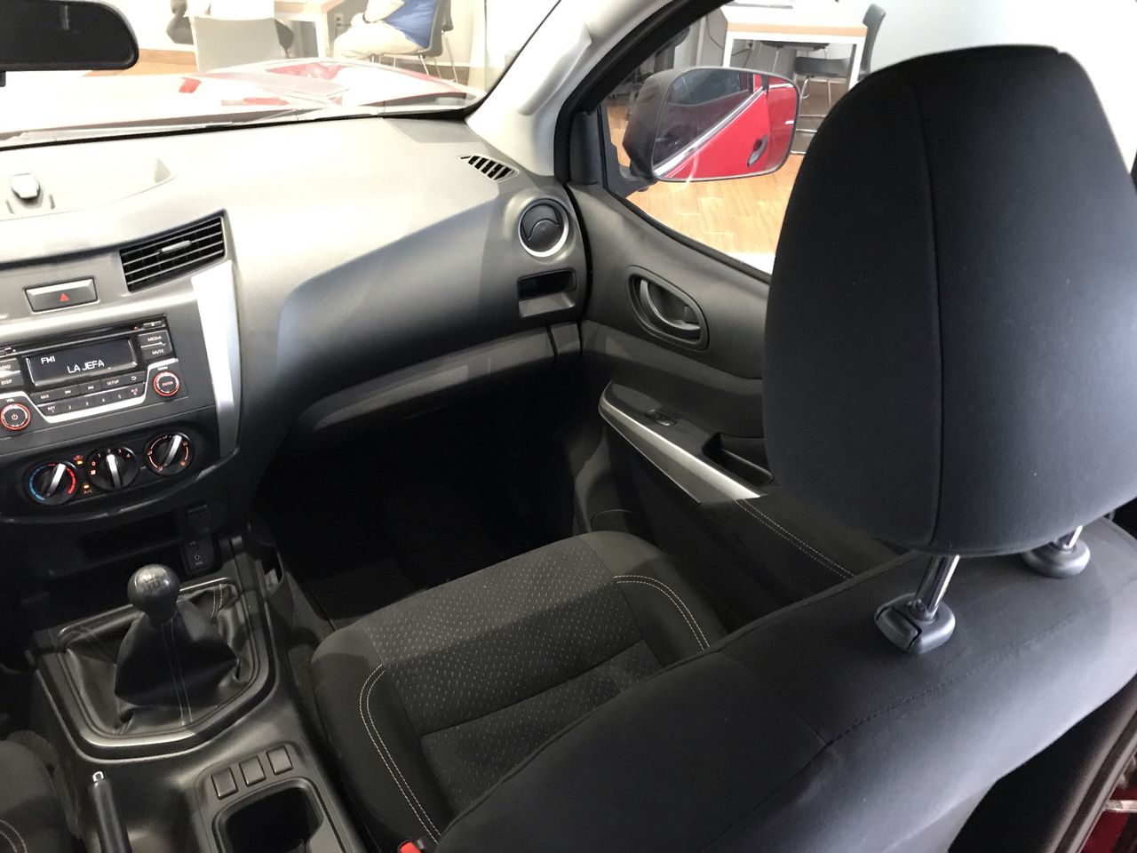 2020 Nissan NP300 DOBLE CABINA DOBLE CABINA SE TM AC PAQ SEG 6VEL