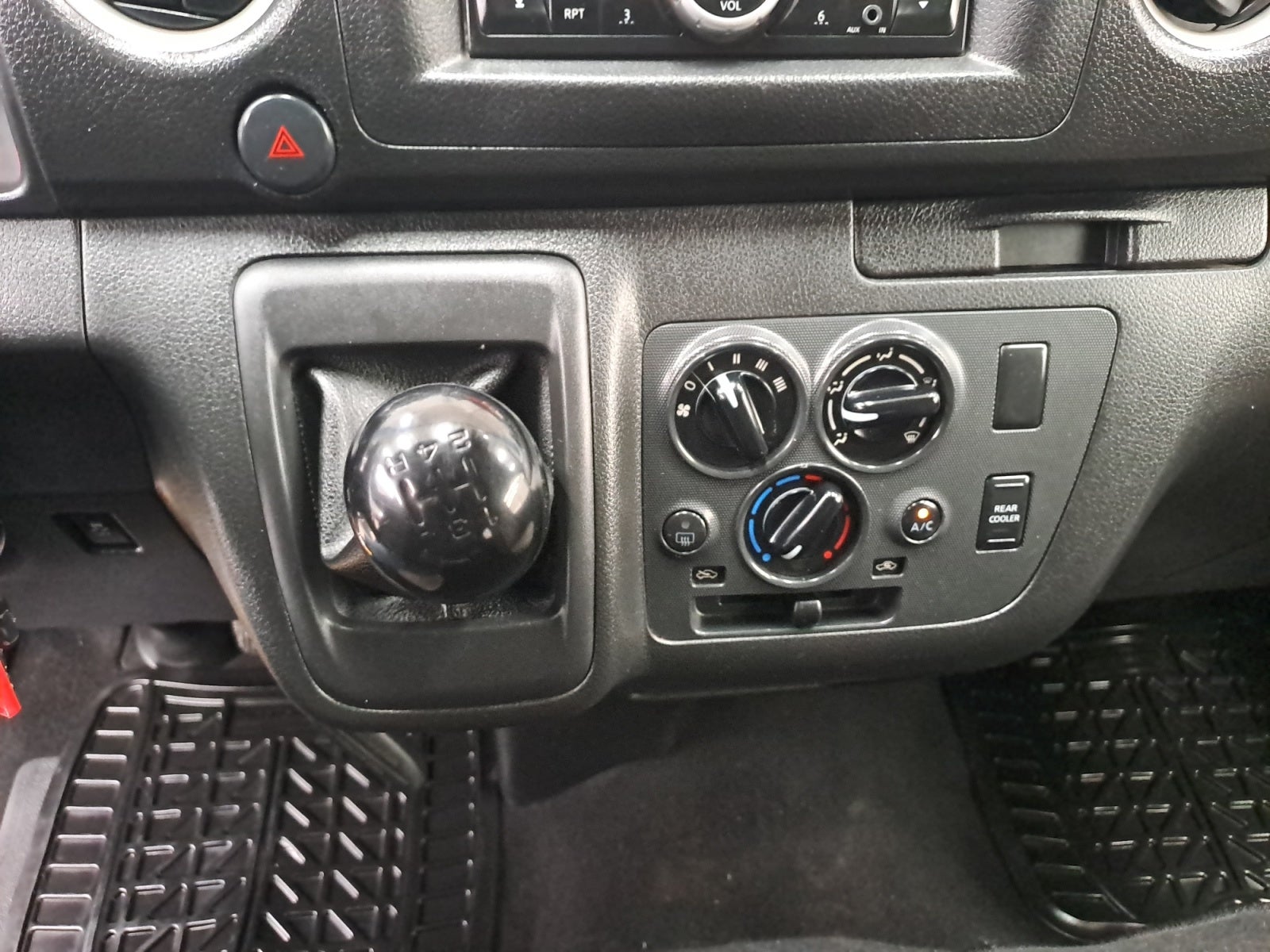 2024 Nissan URVAN 14 PASAJEROS AMPLIA AA 24