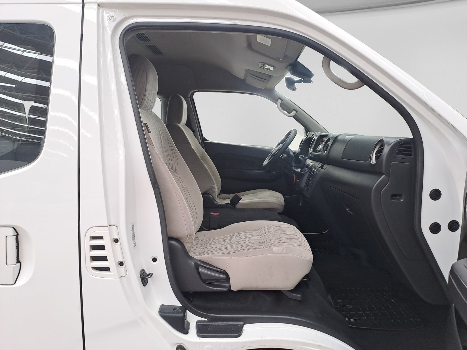 2024 Nissan URVAN 14 PASAJEROS AMPLIA AA 24