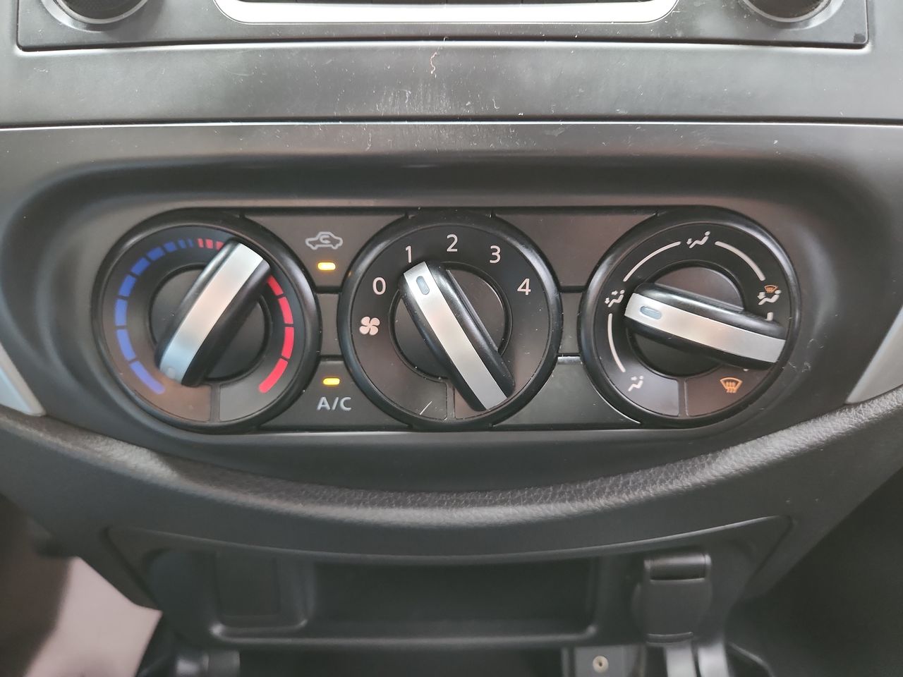 2020 Nissan FRONTIER DOBLE CABINA SE TM AC PAQ SEG 6VEL