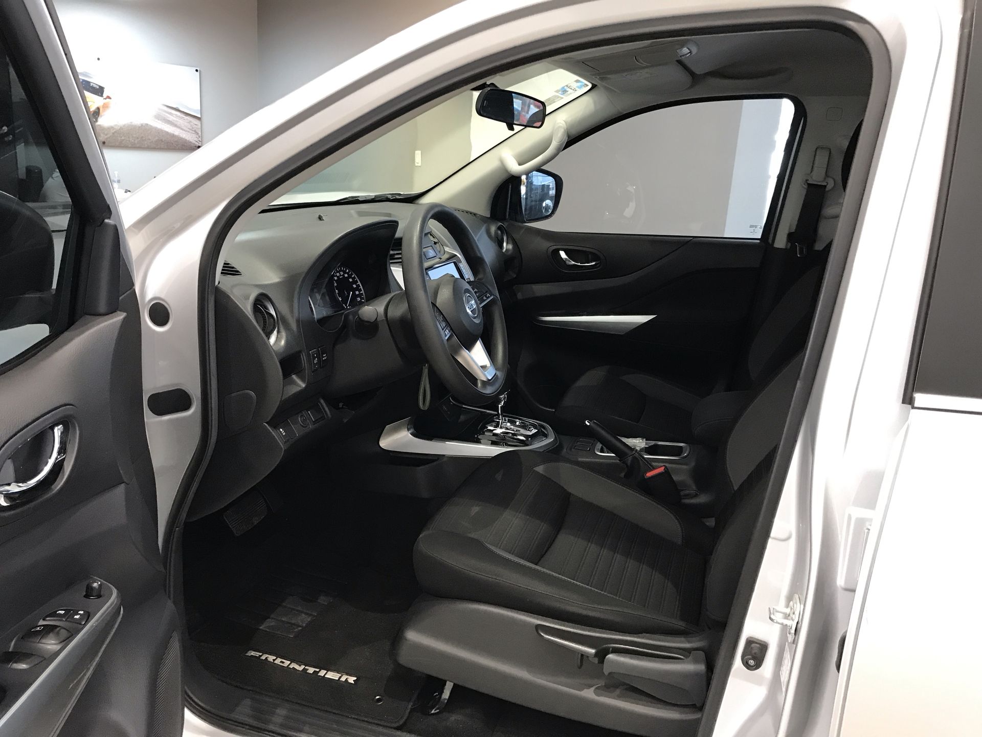 2021 Nissan FRONTIER LE TA 21