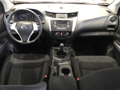 2020 Nissan NP300 DOBLE CABINA DOBLE CABINA SE TM AC PAQ SEG 6VEL