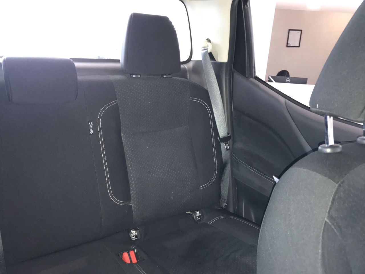 2020 Nissan NP300 DOBLE CABINA DOBLE CABINA SE TM AC PAQ SEG 6VEL