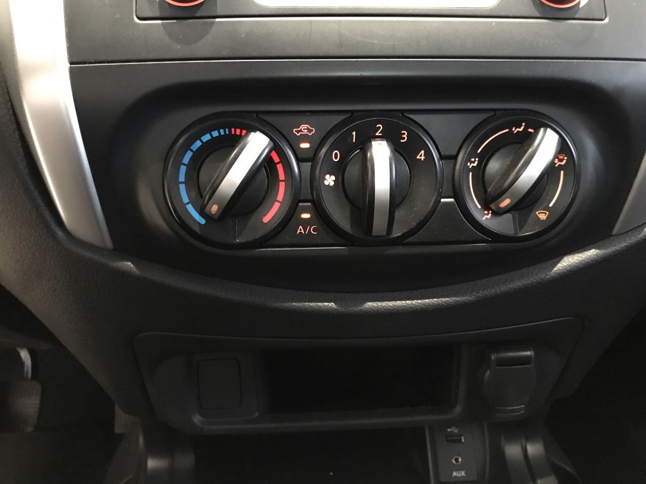 2020 Nissan NP300 DOBLE CABINA DOBLE CABINA SE TM AC PAQ SEG 6VEL